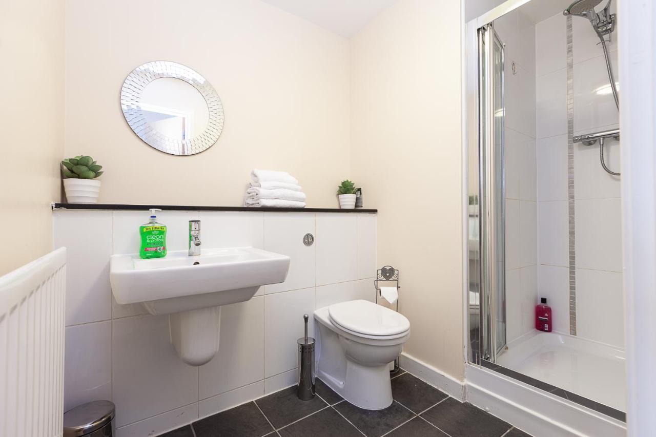 2 Bedroom 2 Bathroom In With Free Parking And Smart Tv - Contractors, Relocation, Business Travellers