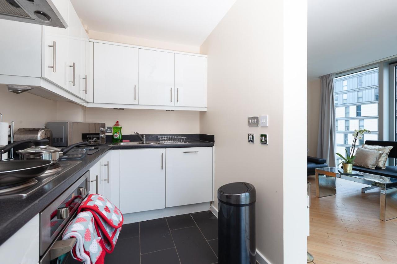 2 Bedroom 2 Bathroom In With Free Parking And Smart Tv - Contractors, Relocation, Business Travellers Apartment Milton Keynes