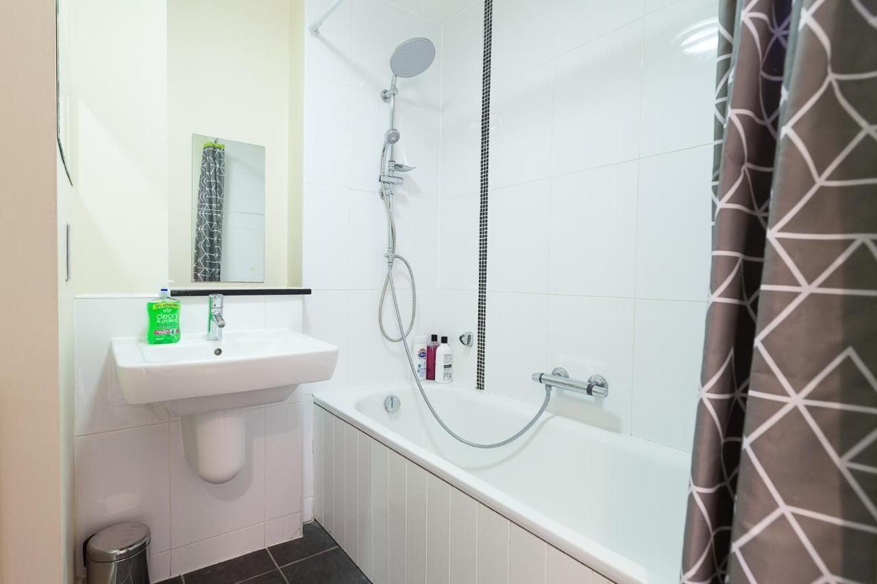 2 Bedroom 2 Bathroom In With Free Parking And Smart Tv - Contractors, Relocation, Business Travellers * Milton Keynes
