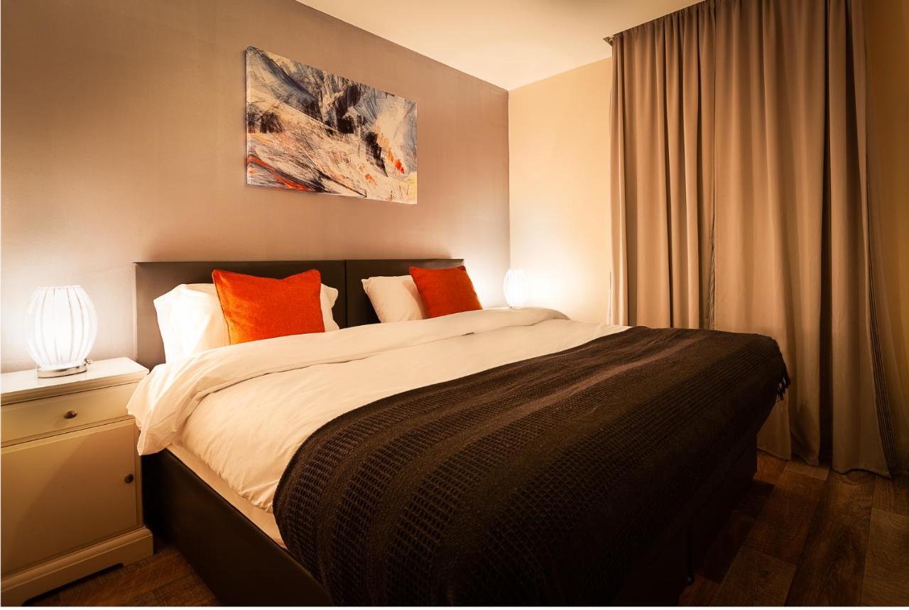 2 Bedroom 2 Bathroom In With Free Parking And Smart Tv - Contractors, Relocation, Business Travellers Apartment