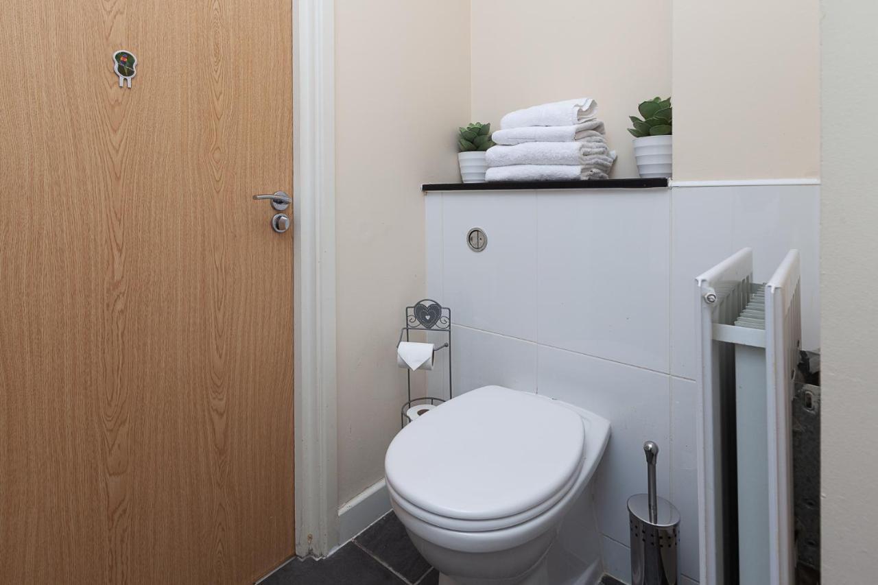 Apartment 2 Bedroom 2 Bathroom In With Free Parking And Smart Tv - Contractors, Relocation, Business Travellers
