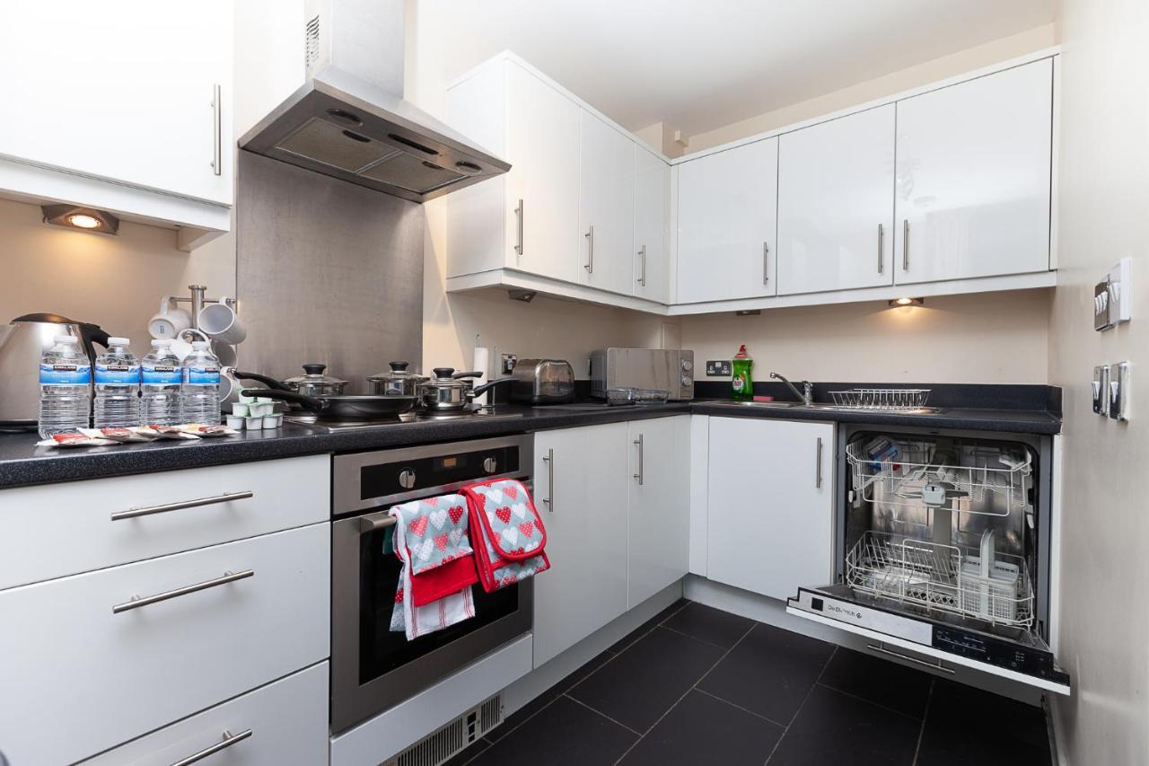 2 Bedroom 2 Bathroom In With Free Parking And Smart Tv - Contractors, Relocation, Business Travellers Apartment